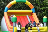 Niños Jugando en el Saltarín Arco Iris