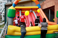 Recreador y Niños en Saltarín Arco Iris