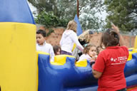Saltarín Muralla con Niños Jugando